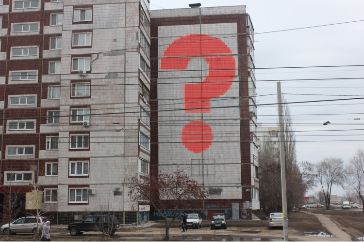 Закавыка со швом. Почему жители дома, выбранного для победного граффити, полны сомнений