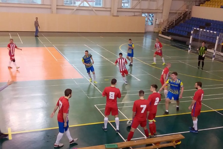 Прошли полуфинальные игры открытого чемпионата Балакова по мини-футболу