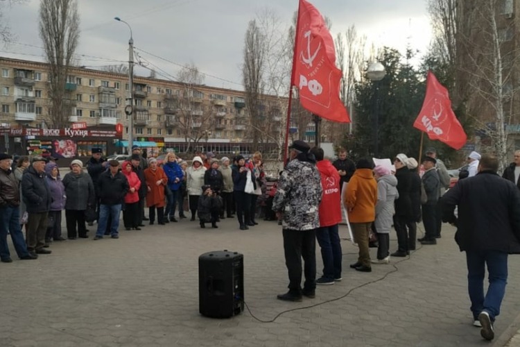 Реквием, ветер и Путин. Как коммунисты Балакова митинговали против развала медицины