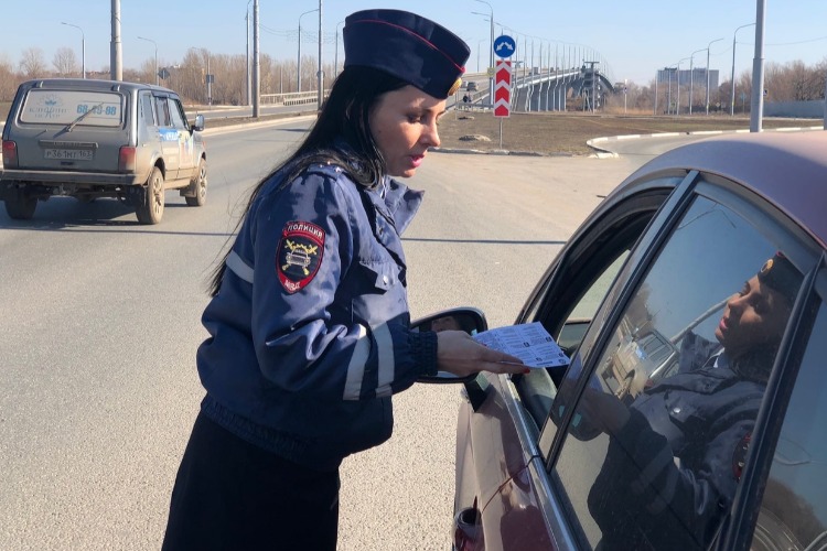 Инспекторы ДПС рассказали водителям об уловках мошенников