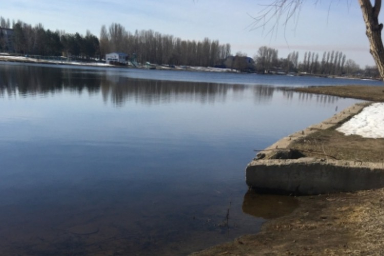 На пляже 1 микрорайона из воды достали труп пенсионерки, пропавшей без вести еще зимой