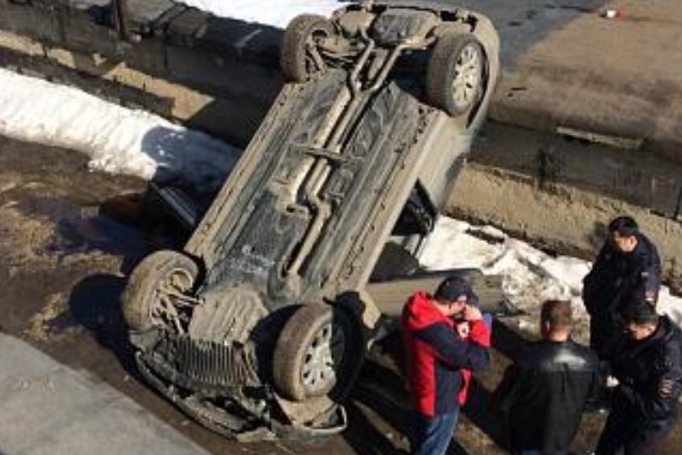 В гаражном кооперативе при загадочных обстоятельствах перевернулся автомобиль