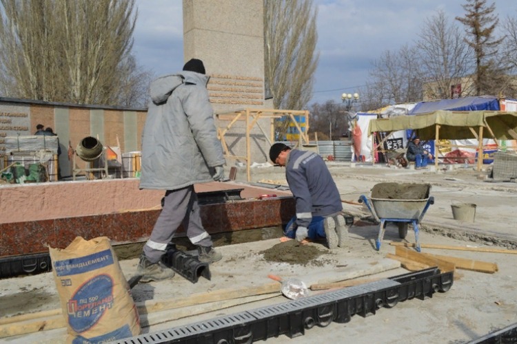 Обелиск начинает обретать привычные черты