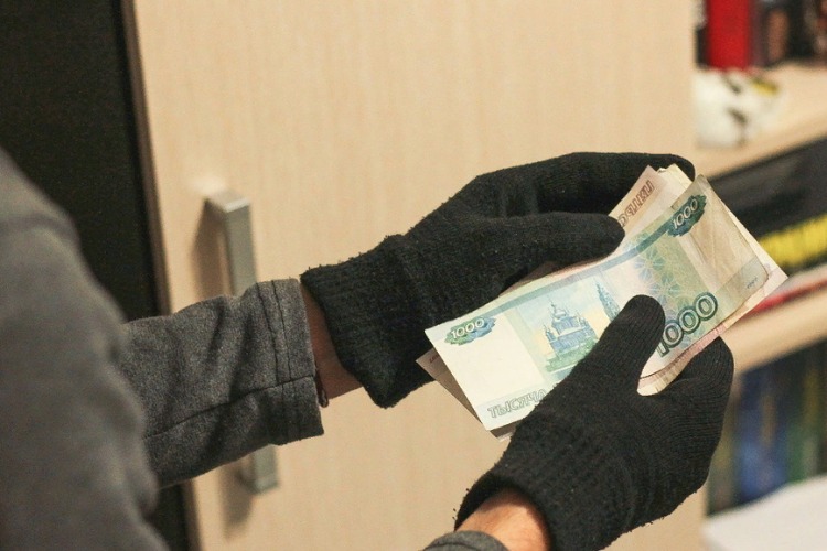 Рецидивист обездолил салон сотовой связи на крупную сумму