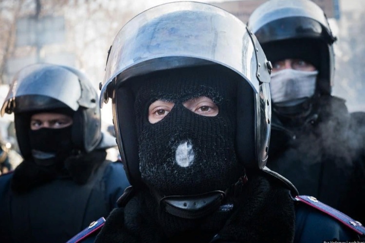 По законам дикой природы, хоть и в маске