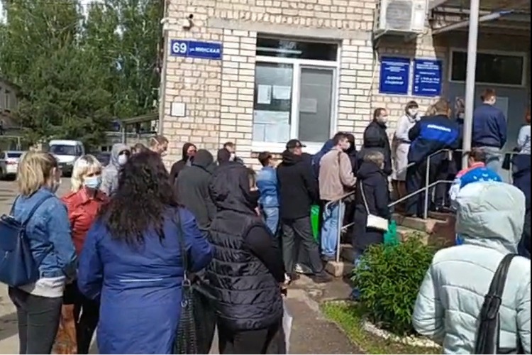 Хоть кол на голове теши! Как в Балакове медики сами устраивают КоронаОчереди