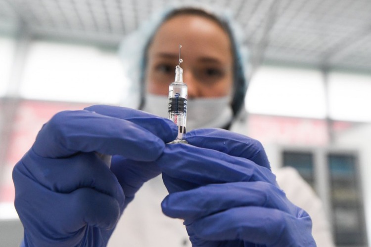 Российские ученые успешно испытали на себе вакцину от коронавируса