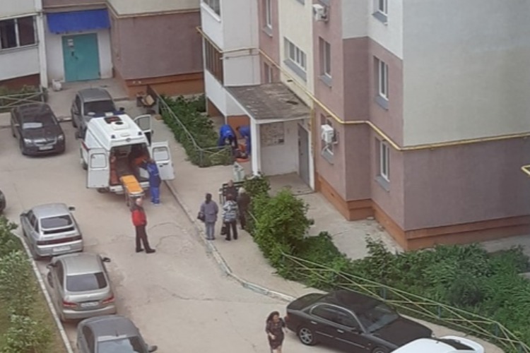 В Балакове мужчина выпал из окна десятиэтажки