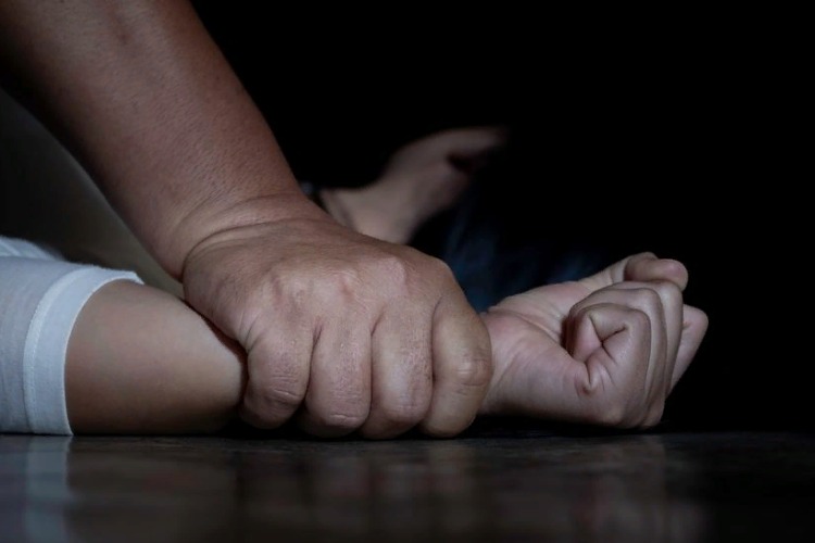 За совращение падчерицы проведет 12 лет в колонии строгого режима