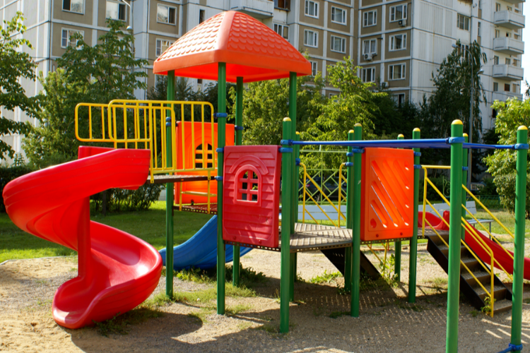 Строить детские площадки в Балакове будет фирма из Оренбуржья
