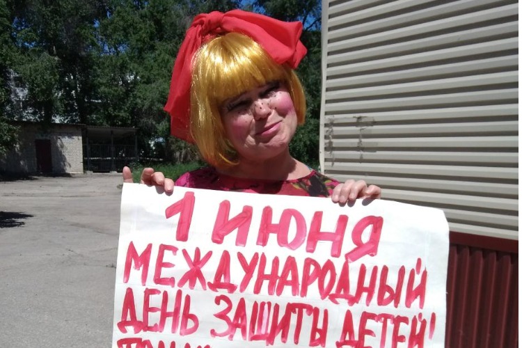 Надежда Познякова в образе девочки оплакала закрытую детскую инфекционку