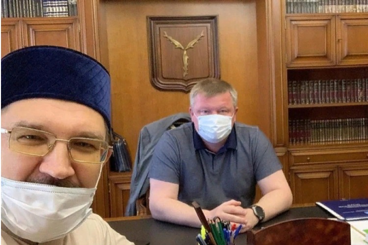Муфтий Саратовской области слег с коронавирусом сразу после селфи с неправильно надетой маской