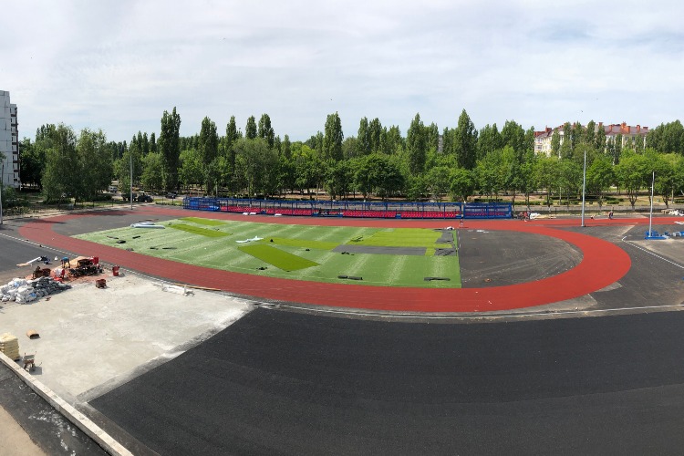 На уникальном физкультурно-спортивном комплексе, который возводится для города при поддержке Балаковской АЭС, монтируется оборудование и специальное покрытие
