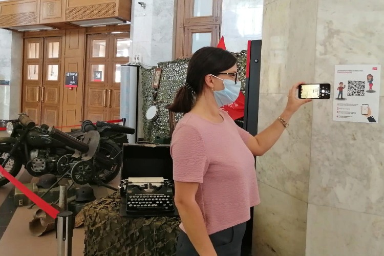 Ах, этот романтический вокзал! Поделись своей открыткой прямо из зала ожидания