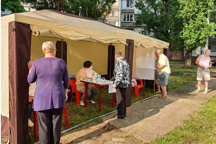 В уютном шатре так и хочется проголосовать