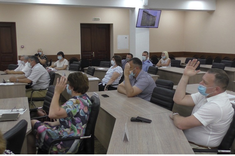 Депутаты помогли детям, учителям и муниципальной газете