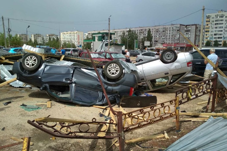 Что натворил ураган на автостоянке “Мария“? Картина произошедшего и комментарии очевидцев