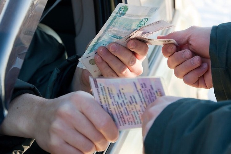 Вселенский стыд и несмываемый позор! В Балакове еще один инспектор ГИБДД подозревается во взятке