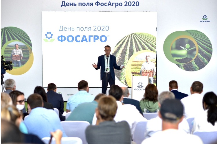 День Поля от Апатита. Когда фермер кормит кукурузу, как дитя из ложки