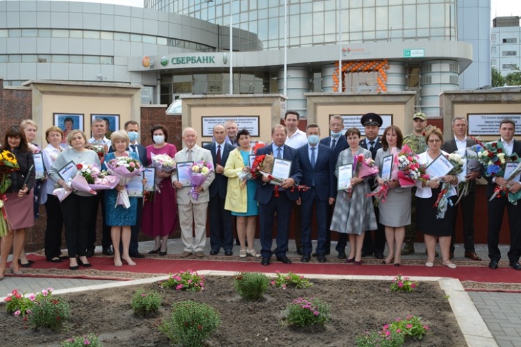Судимых вроде нет - и слава Богу! Чьими именами обновилась Доска Почета Балакова