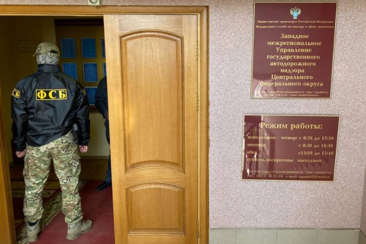 Сотрудника автодорожного надзора будут судить за систематические взятки на трассах области