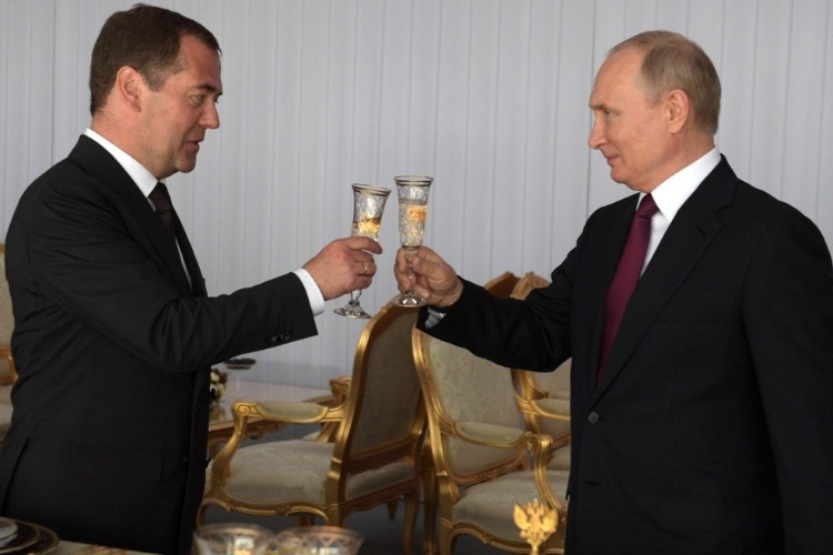 Путин подарил Медведеву на день рождения новый красивый орден