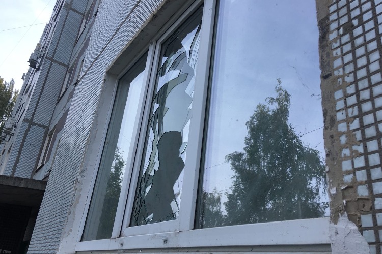 Юноша забрался в отчий дом, расколотив окно