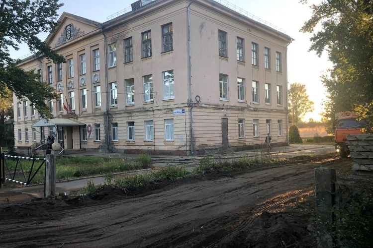 В Балакове приостановлена стройка дома на территории бывшей школы