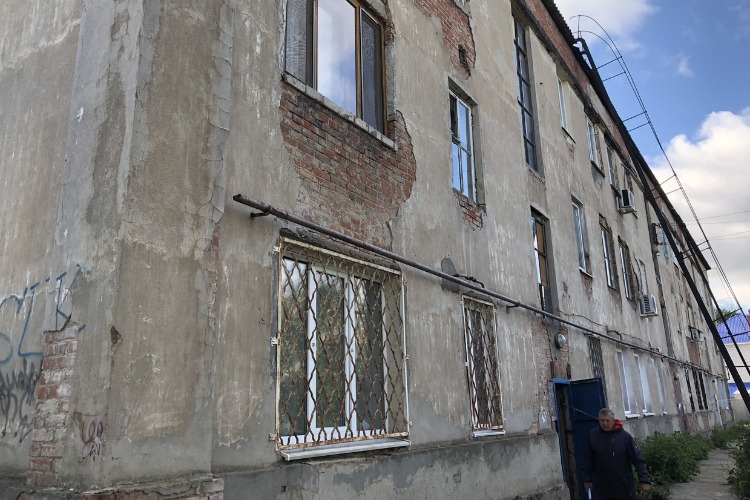 В Балакове жители аварийного дома мучаются от нечистот. Никто не спешит им помочь