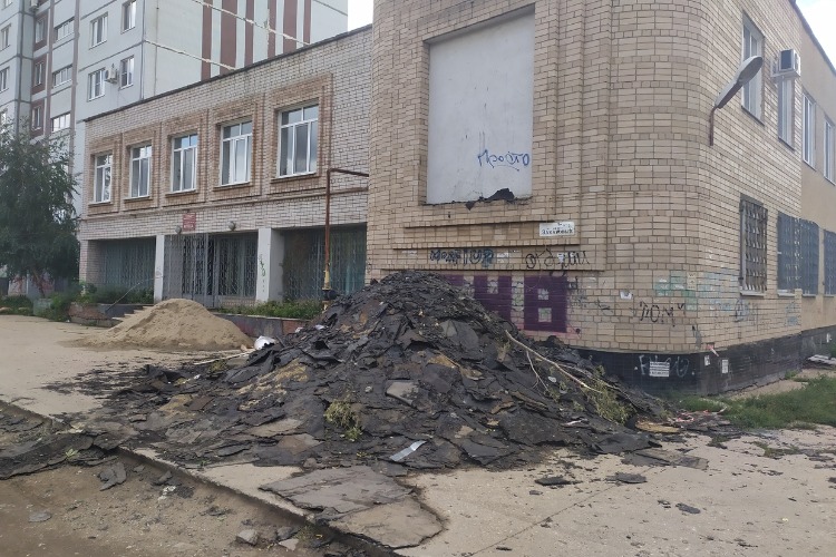 Кровельщики устроили новую свалку рубероида в Балакове. Жители против