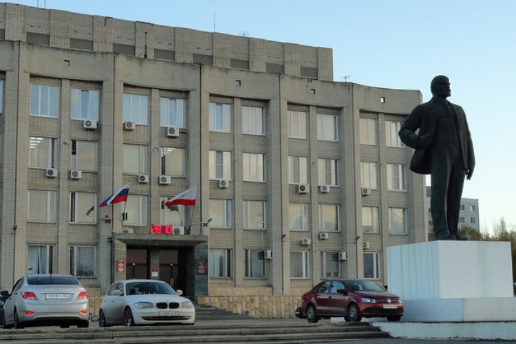 Глава Якутска полна решимости продать здание мэрии и пересадить своих чиновников в такси. А нам слабо?