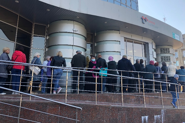 Даже Ильич отвернулся... Столпотворение у нового офиса Т Плюс