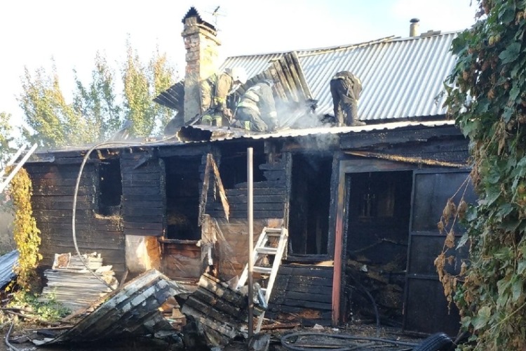 Семья погорельцев Мазуровых просит помочь стройматериалами