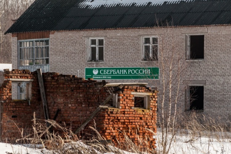 Жители села под Балаковом забыли, как выглядят сотрудники Сбера. Почему?