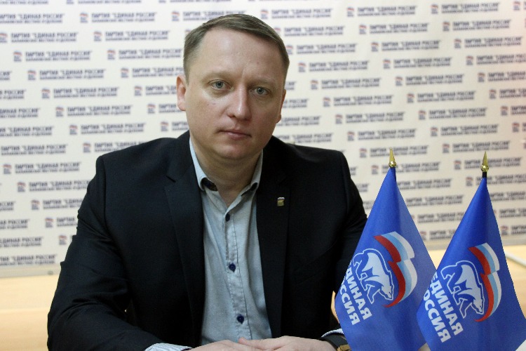 Роман Ирисов предложил проверить, кто и как кормит детей в школах и детсадах