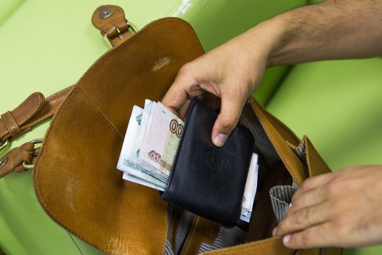 В Балакове юный рецидивист обокрал девушку в кафе на 61 тысячу рублей