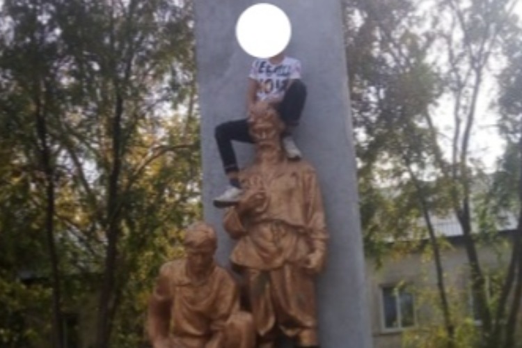 Залезшего на памятник подростка ищет полиция