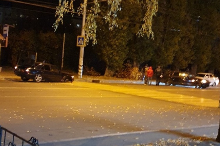 Отсоединившееся после ДТП колесо прокатилось 260 метров и повредило автомобиль
