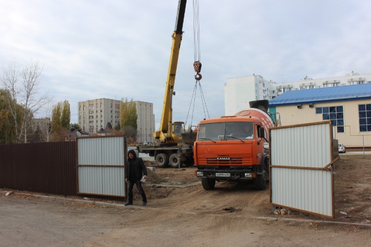 Безымянная стройка в 11 микрорайоне взволновала жителей. Что там будет?