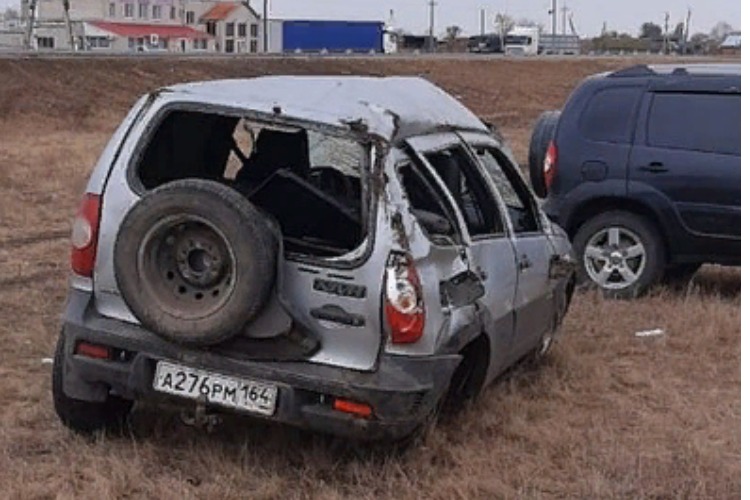 На трассе под Балаковом перевернулся лихач на Ниве
