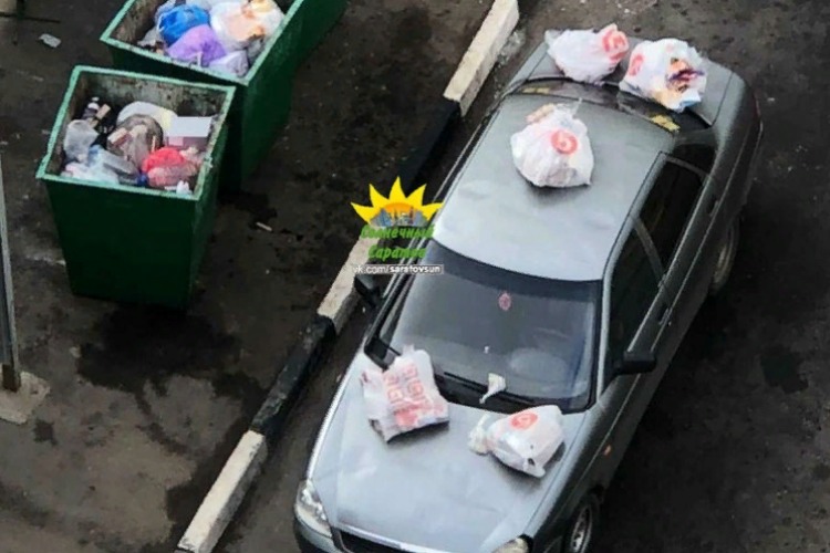 Автохам поплатился за парковку у мусорки