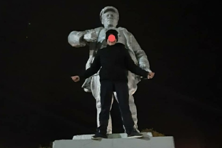 Еще один подросток залез на памятник ради фотосессии