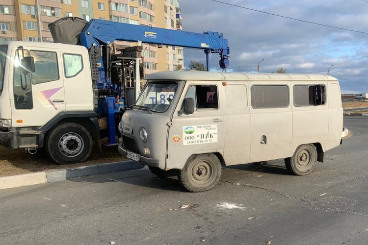 В Балакове лихач на УАЗике перевернул машину и получил травмы