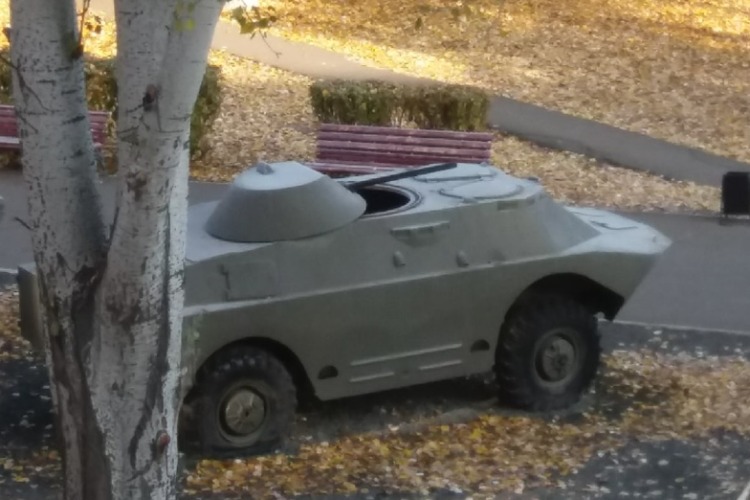Сорванную башню боевой машины у Обелиска вернули на место