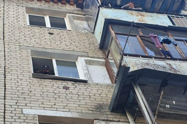 Мать, выбросившая с балкона двух своих дочек, освобождена от наказания