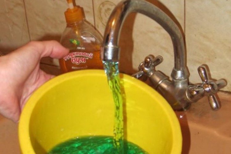 Из крана течет желто-зеленая вода? Не пугайтесь!