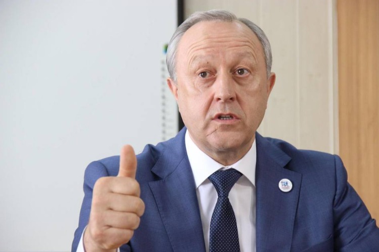 Губернатор удостоил педагога из Балакова почетной награды