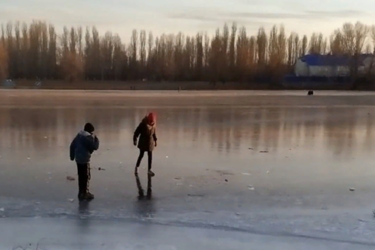 Активисты патрулируют водоемы Балакова и снимают детей со льда