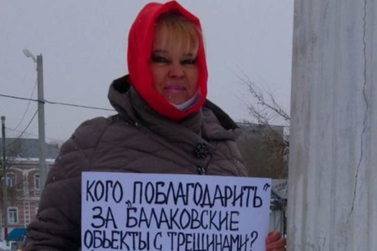 Надежда Познякова пикетировала ионическую колонну в Балакове