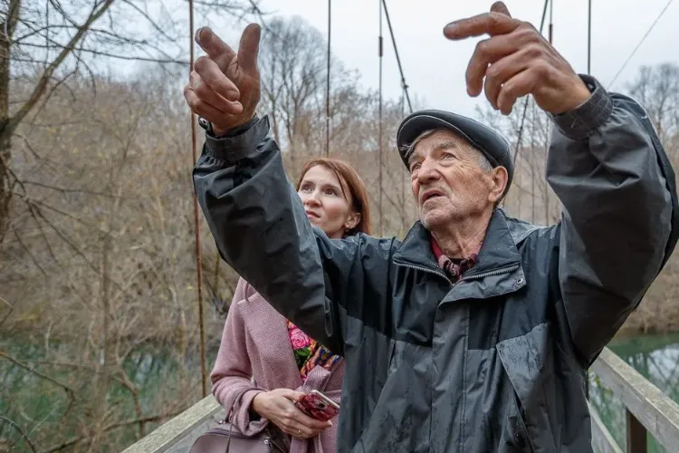 Пенсионер восстановил мост своими руками. Видео